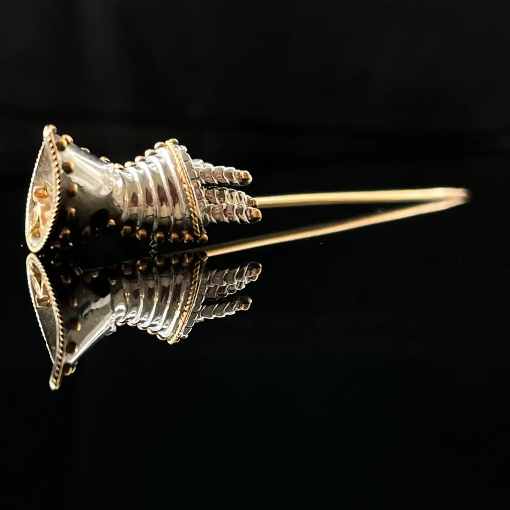 Epingle gantelet armure