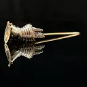 Epingle gantelet armure