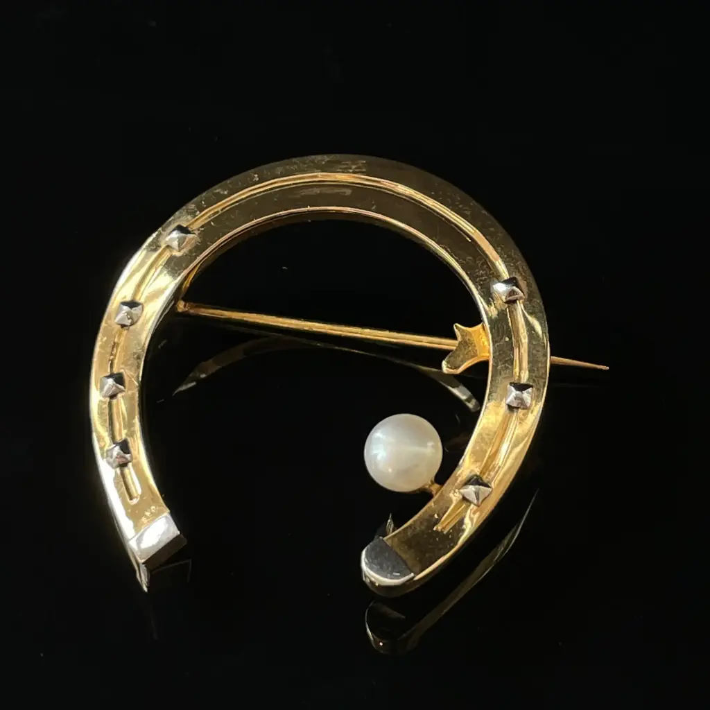 Broche fer à cheval perle